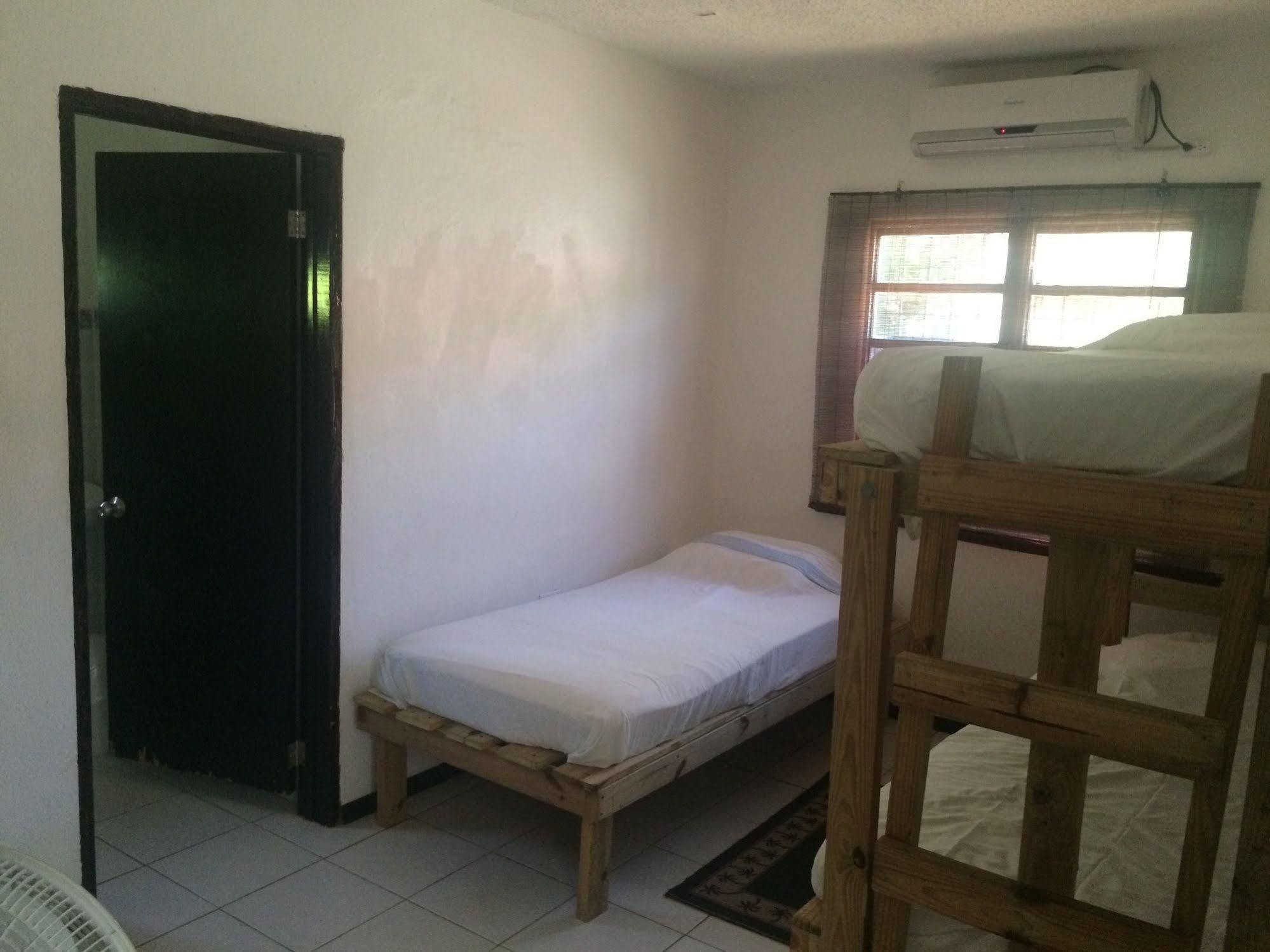 Vicky'S Keys Hostel Upper Princeʼs Quarter 외부 사진